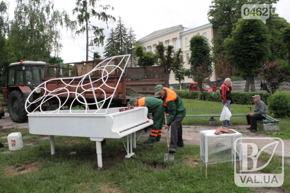 У Чернігові з’явилась клумба у вигляді білого рояля. ФОТО