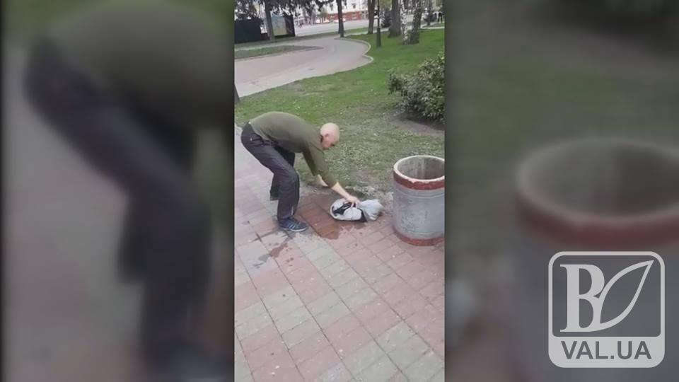 Чернігівець надзюрив у центрі міста і отримав підсрачника. ВІДЕО