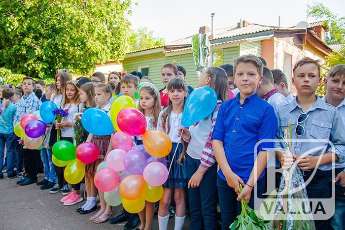З вірою у майбутнє: у 10-й школі пролунав останній дзвоник. ФОТОрепортаж