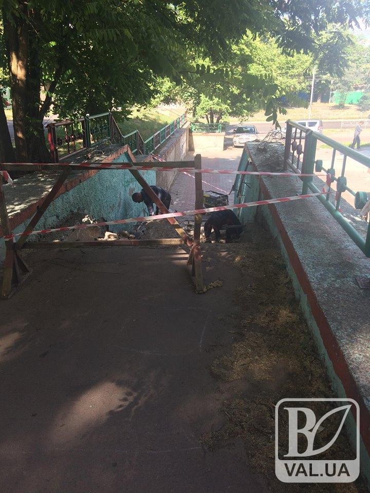 У Чернігові ремонтують горе-сходи біля магазину «Престиж». ФОТОФАКТ