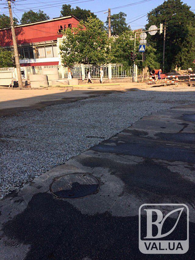 Стало відомо, коли повністю відновлять дорожнє покриття та рух транспорту на перехресті Шевченка-Молодчого. ФОТО