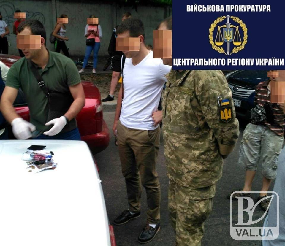 На хабарі 2600 грн попався начальник циклової комісії військової частини. ФОТО