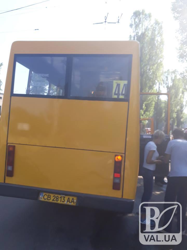 Жінка, яка на ходу випала з маршрутки, вийшла з лікарні та розповіла свою версію події
