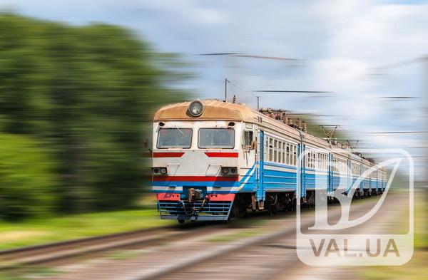 Електричка понад півтора кілометра тягнула чоловіка по коліях