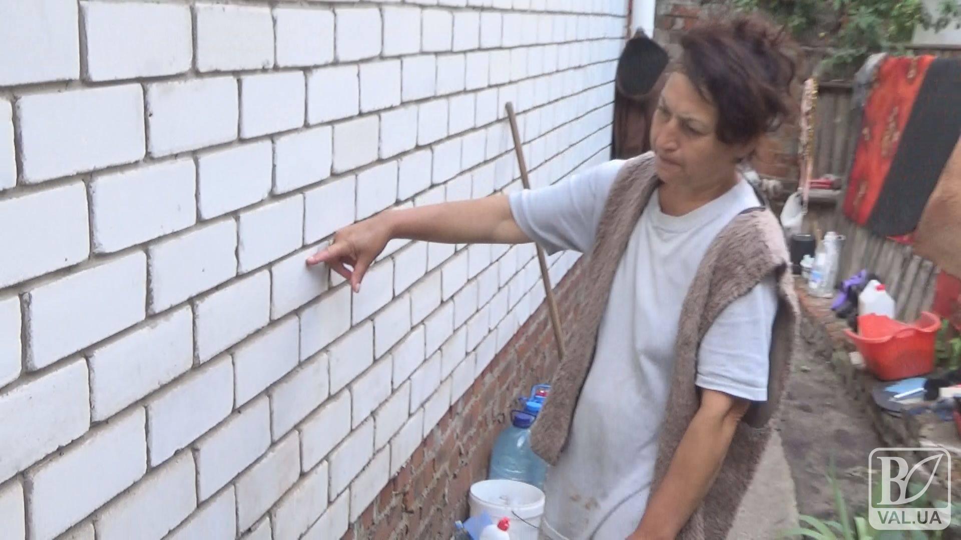 Жителі вулиці Декабристів з острахом очікують кожен дощ. ВІДЕО