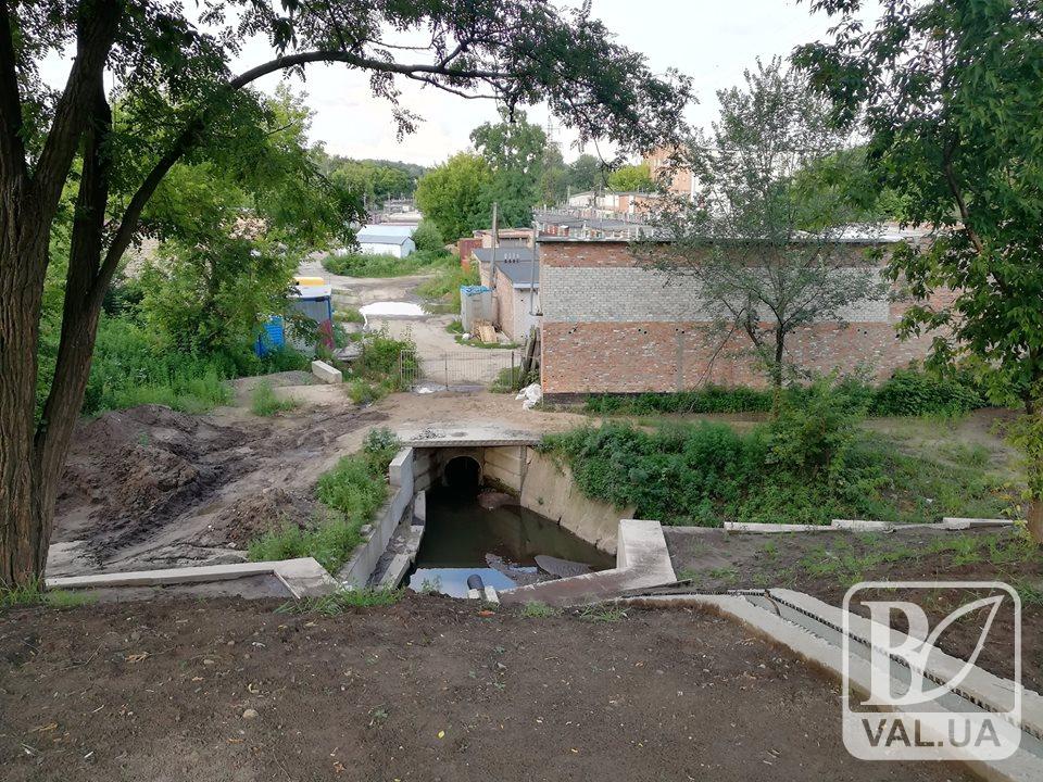 Комунальники почистили ливнівки, через які затопило вулиці. ФОТО