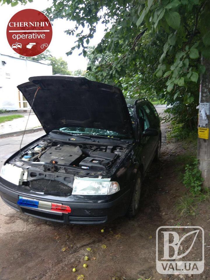 У Чернігові чоловіку розбили скло у авто та зіпсували гальма