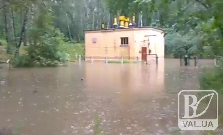 У Чернігові злива затопила каналізаційну насосну станцію