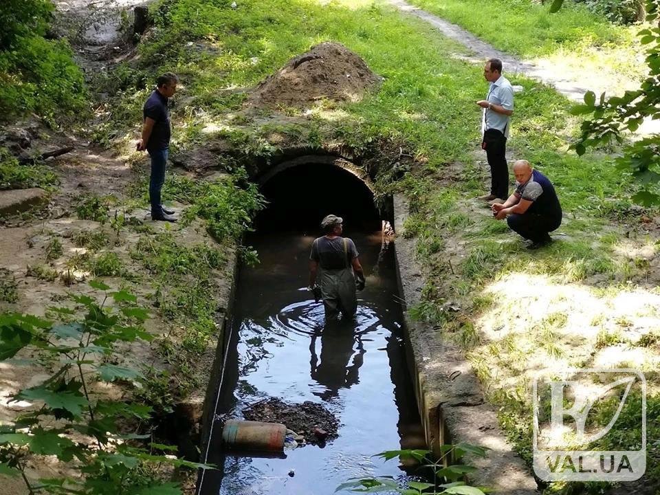 На вул. Декабристів фахівці вивчають ситуацію з дощовим стоком. ФОТО