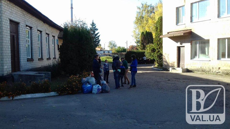 Жителі розбомбленого села Дружба хочуть додому. ФОТО