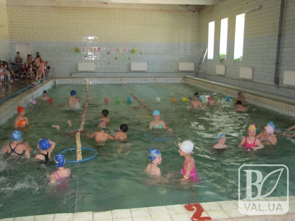 Кому можна купатися у шкільних басейнах Чернігова?