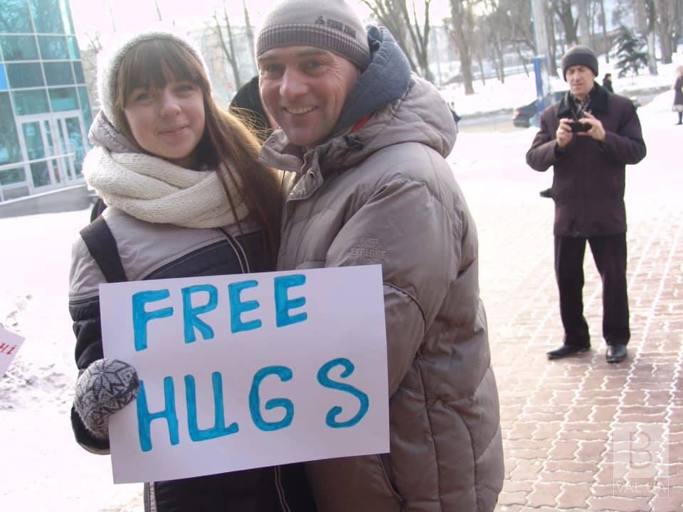 Чернігівців запрошують долучитися до всесвітнього флешмобу «Free hugs» - безкоштовні обійми