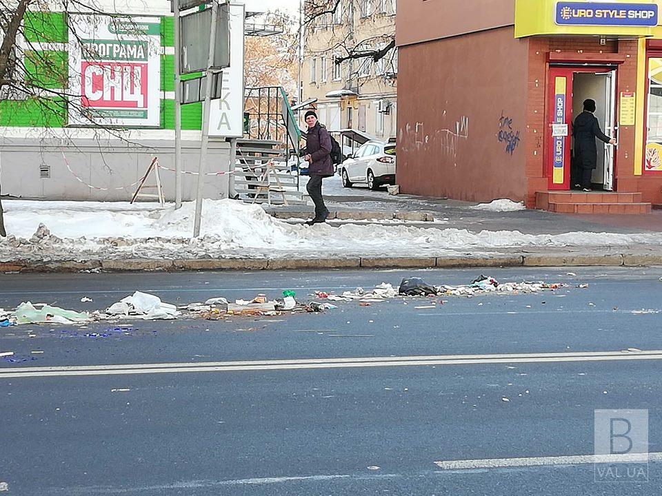 В Чернигове мусоровоз «потерял» мусор прямо посреди города. ФОТОфакт