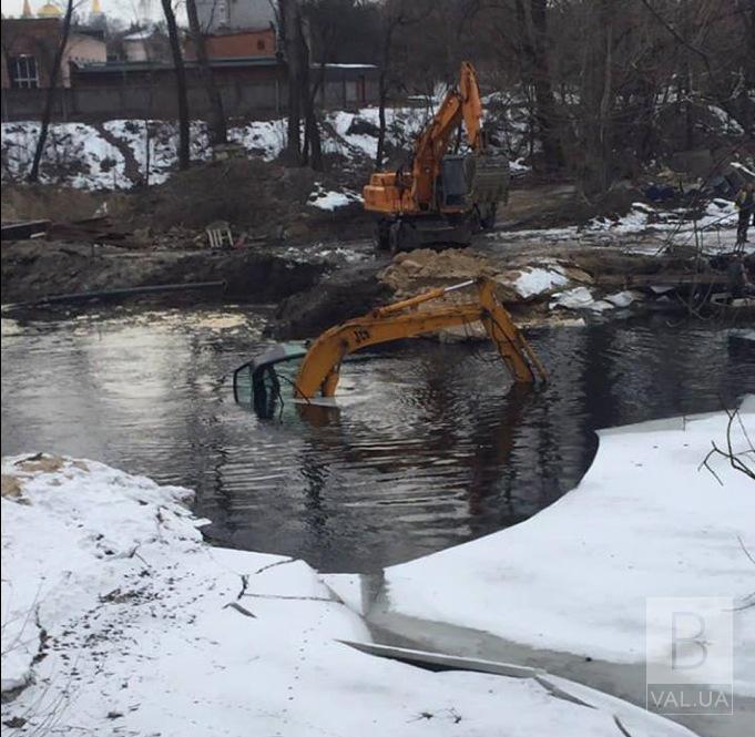 Неподалік Красного мосту потонув екскаватор. ФОТОфакт