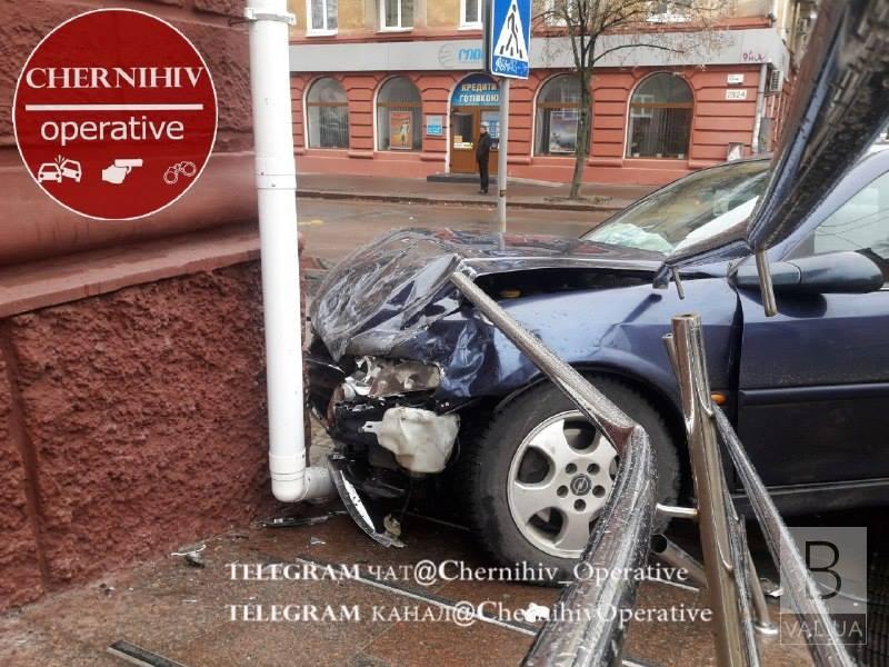 ДТП на перехресті Гончої та Полуботка: Опель врізався в будівлю готелю. ФОТО