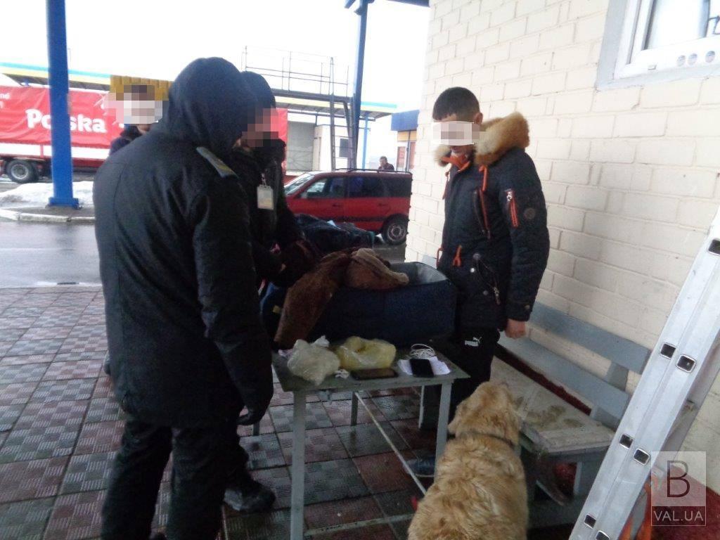 На Чернігівщині прикордонники затримали узбека з 2,5 кг наркотиків. ФОТО