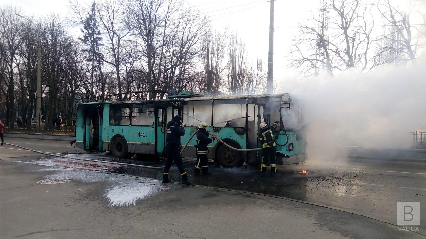 У центрі Чернігова горить тролейбус. ФОТО, ВІДЕО