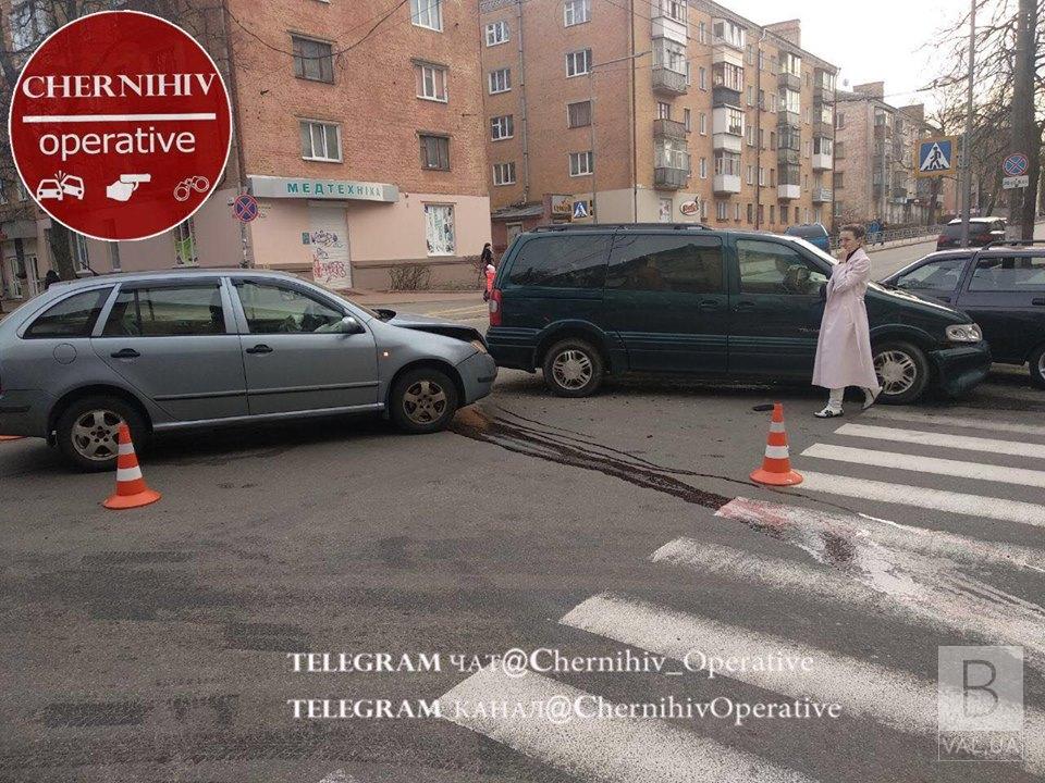 Біля готелю «Reikartz» потрійна аварія: є постраждалий. ФОТО