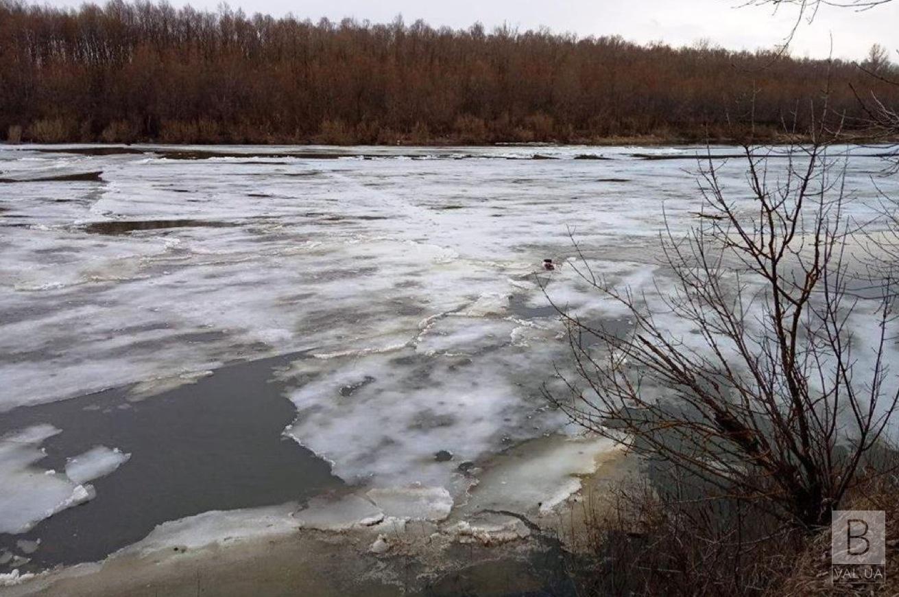 На Десні під кригу провалилися троє рибалок: двох досі шукають. ФОТО