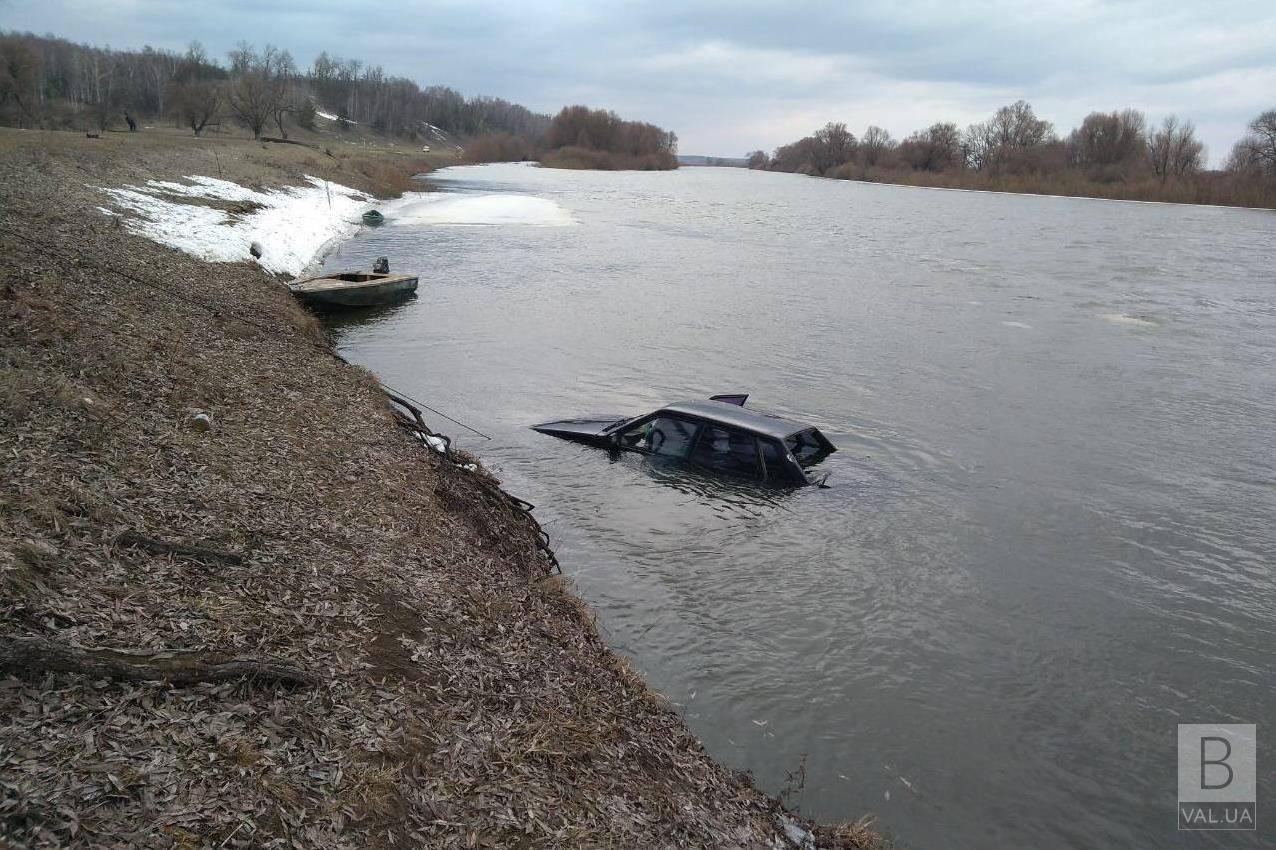 На Черниговщине в Десне обнаружили автомобиль с человеком в салоне