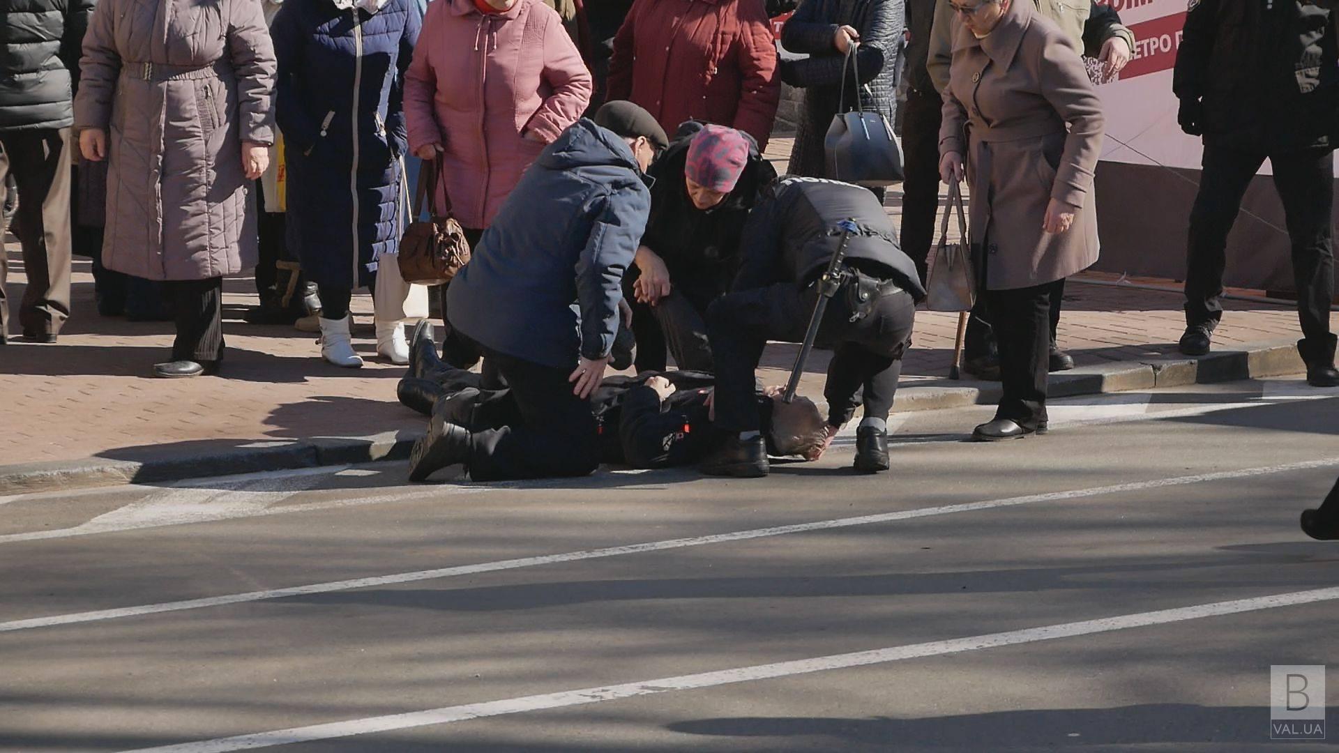 В ожидании Порошенко пожилой черниговец потерял сознание ВИДЕО
