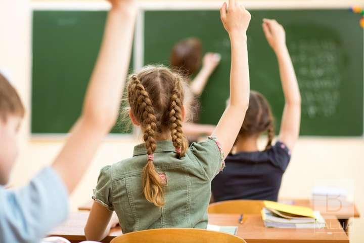 Ученики будут выбирать предметы, учителя будут иметь больше свободы и доплаты: Правительство одобрило реформу среднего образования