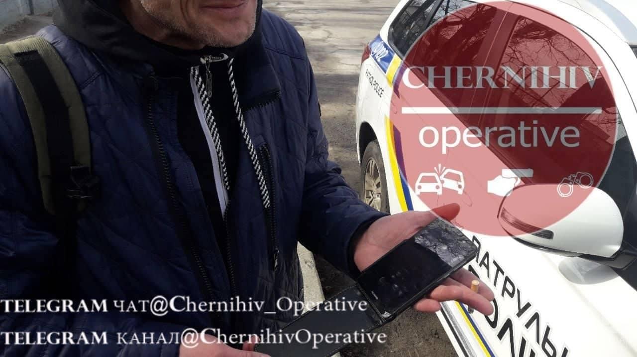 У Чернігові затримали чоловіка з краденим телефоном і паспортами. ФОТО