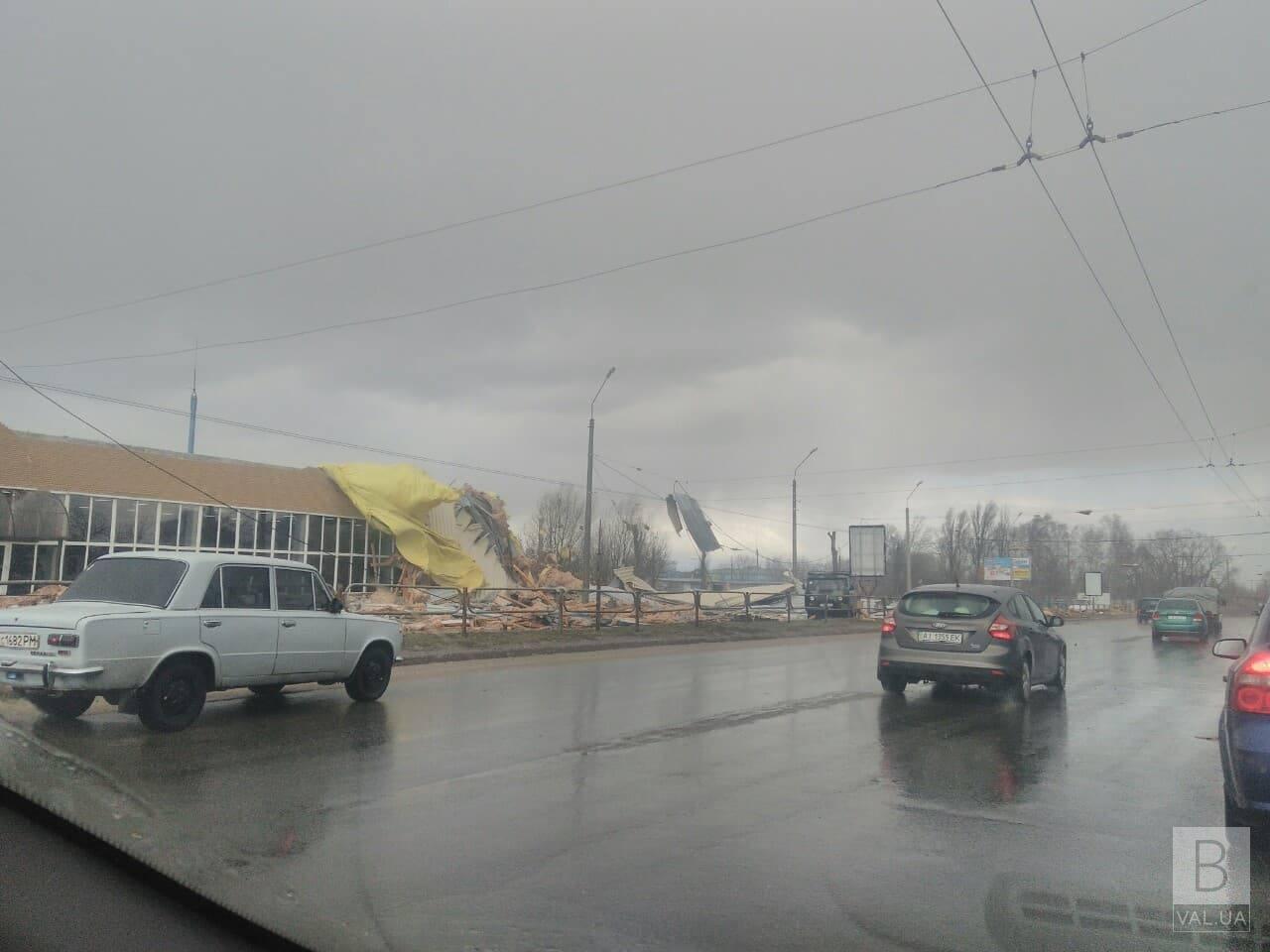 На Масанах шквальний вітер зніс дах будівлі ВІДЕО