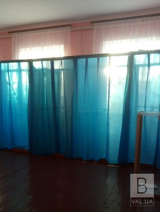 На Чернігівщині кабінки для голосування розмістили біля вікон. ФОТО