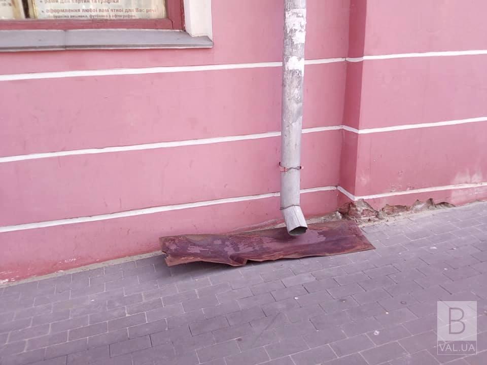 У центрі Чернігова з даху п’ятиповерхівки впав лист заліза. ФОТОфакт