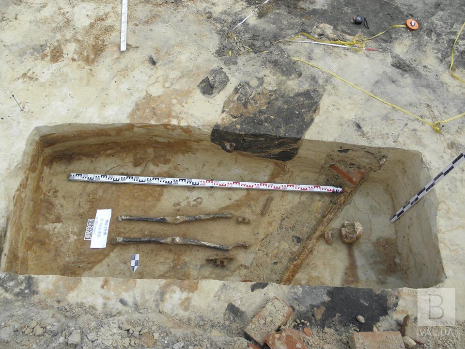 У центрі Чернігова археологи знайшли скелет 11 століття. ФОТО