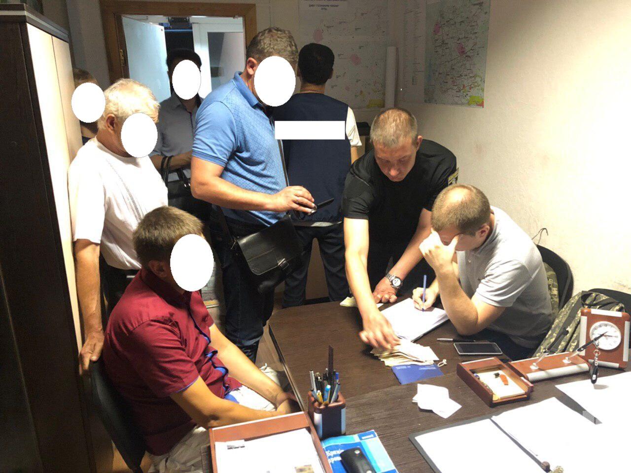 Предприниматель «погорел» во время передачи взятки начальнику отдела УЗЕ в Черниговской области 