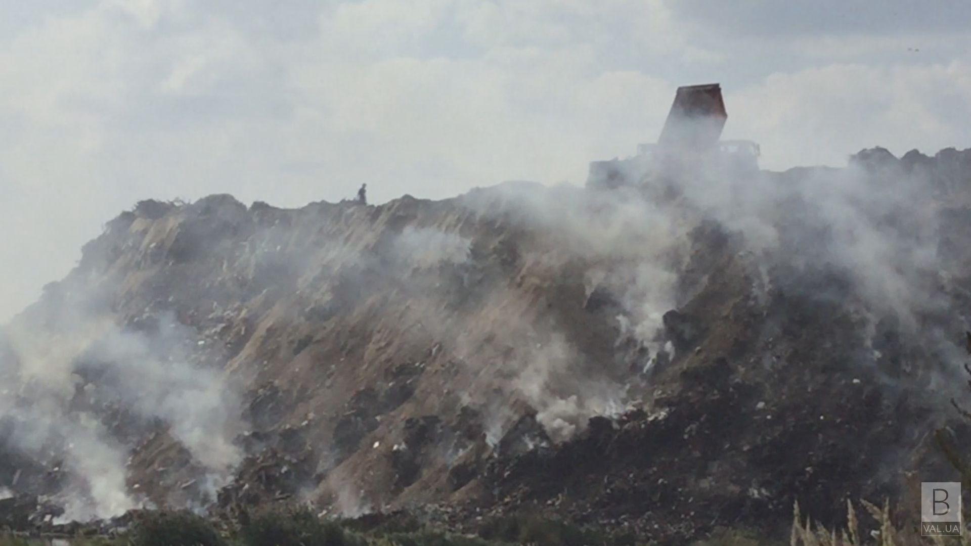 Пожежа на чернігівському сміттєзвалищі: гасіння й досі триває ВІДЕО