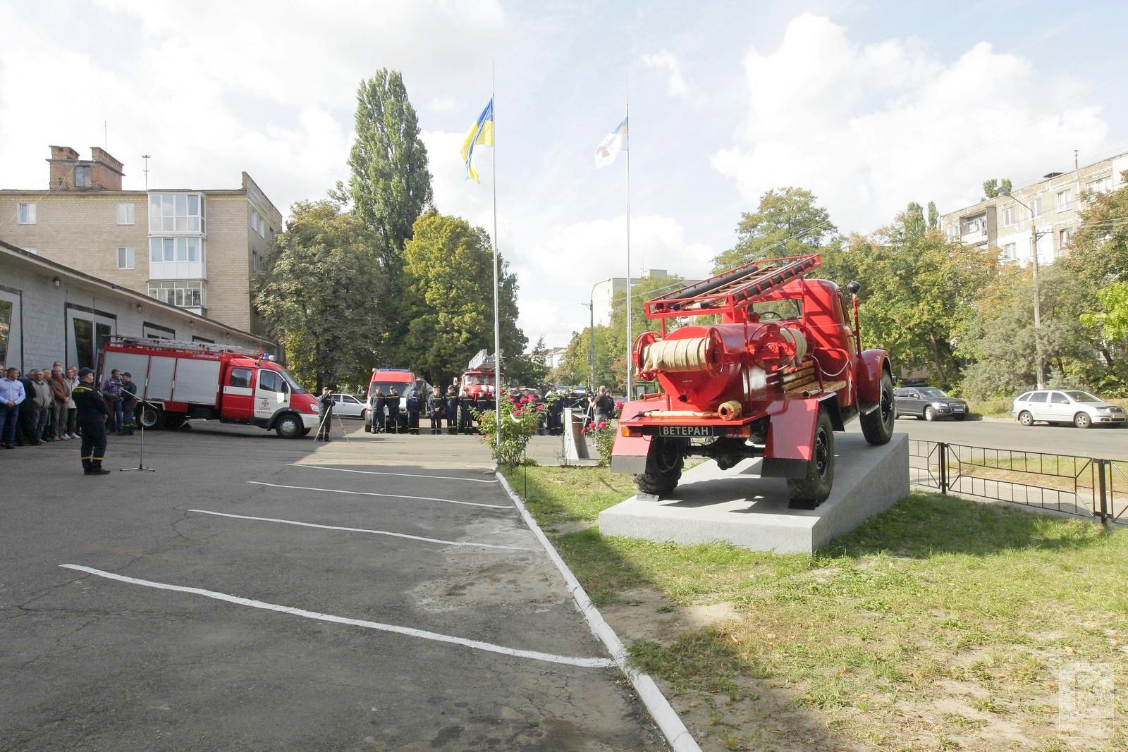 У Чернігові відкрили пам’ятний знак на честь найстарішої автоцистерни. ФОТО