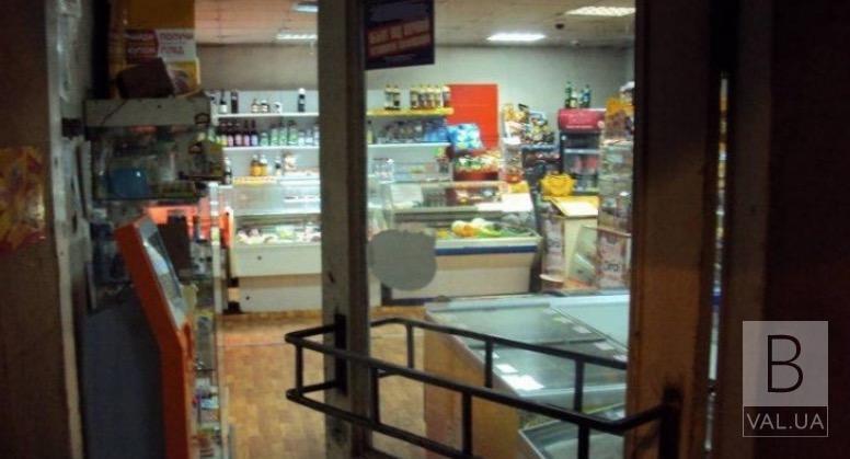Пьяного покупателя закрыли на ночь в магазине Чернигова