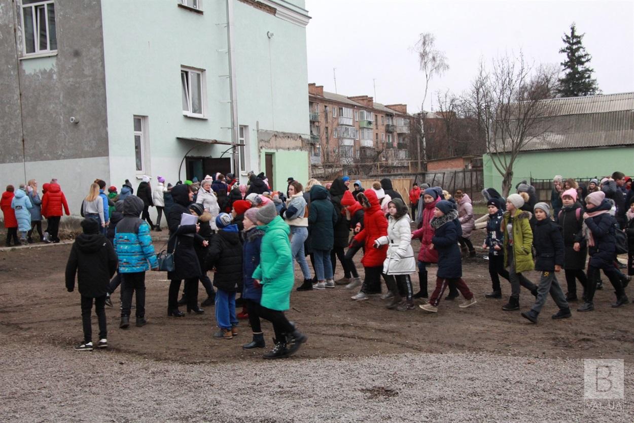 У Ніжині евакуювали всіх учнів однієї з шкіл через незрозумілий запах в приміщенні. ФОТО