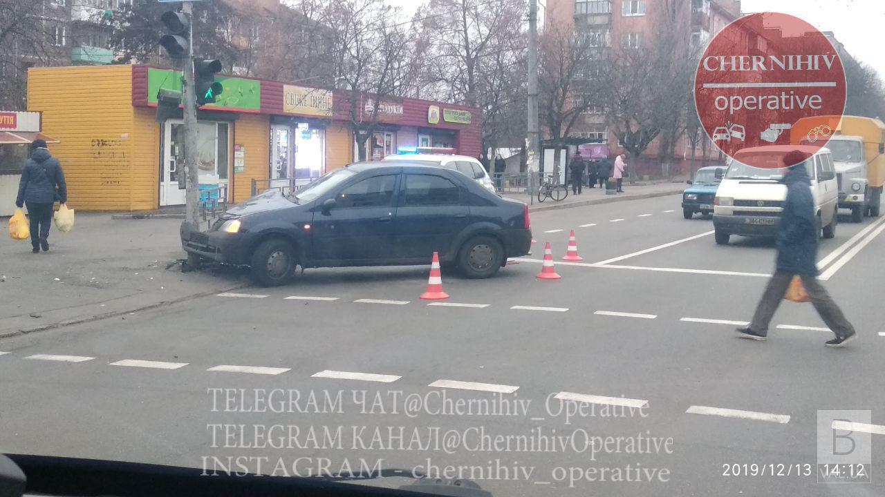 На проспекті Перемоги водій «скерував» автівку в світлофор. ФОТОфакт