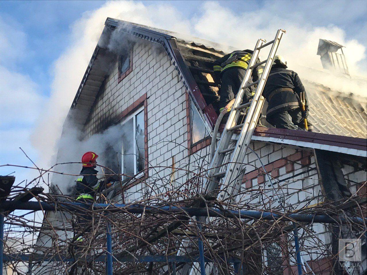 В Чернигове сгорел двухэтажный жилой дом. ФОТО, ВИДЕО