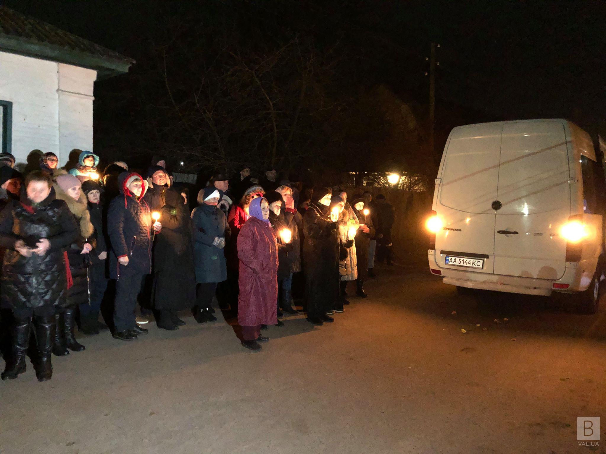 У Козельці живим коридором зустріли труну з тілом загиблого бортпровідника. ФОТО