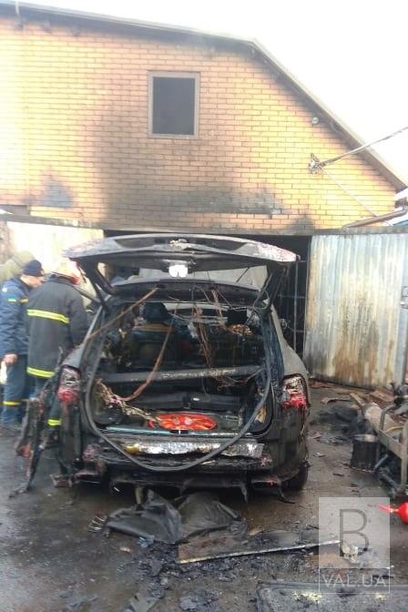 В Бобровице машина сгорела вместе с гаражом. ФОТО