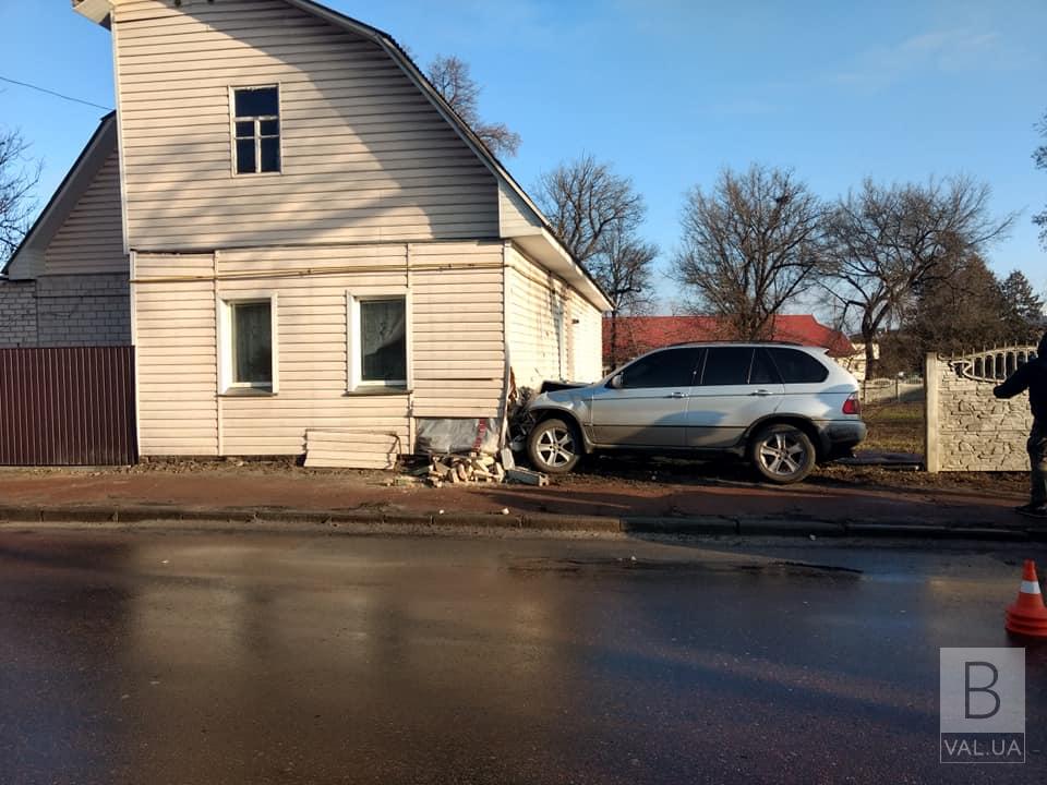 У Чернігові позашляховик врізався в будинок. ФОТОфакт