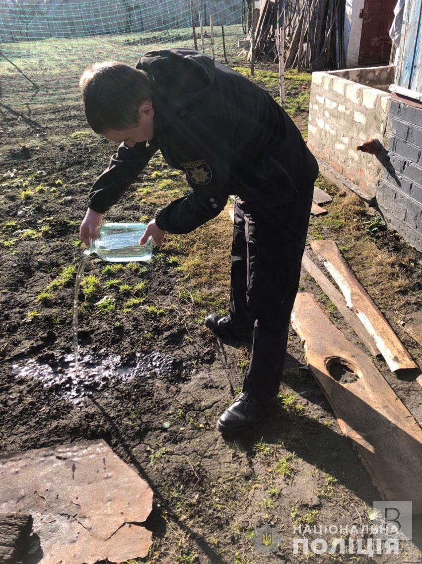 На Чернігівщині поліція знищила понад сотню літрів самогону. ФОТО
