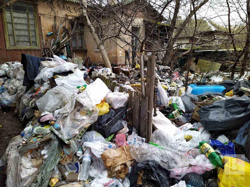 З подвір’я у центрі міста комунальники вивезли 10 причепів сміття. ФОТО
