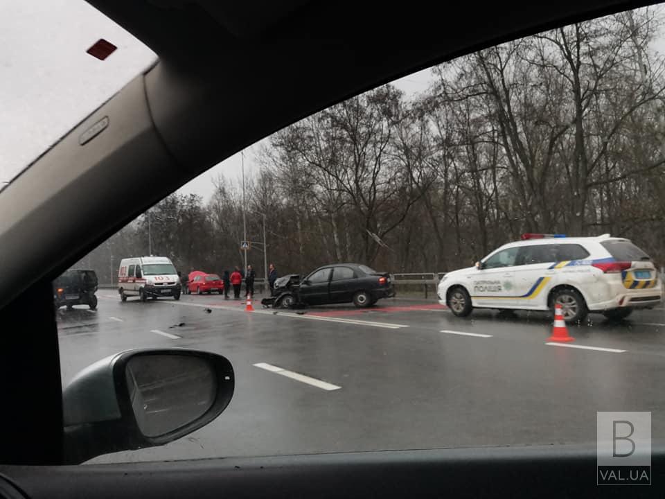 Тройное ДТП на въезде в Чернигов: пострадали трое людей ВИДЕО