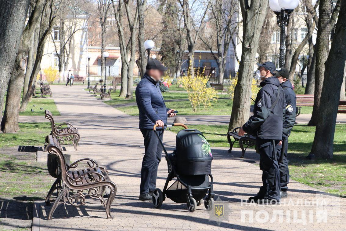 В Чернигове полицейские отрабатывают парки и рекреационные зоны ВИДЕО