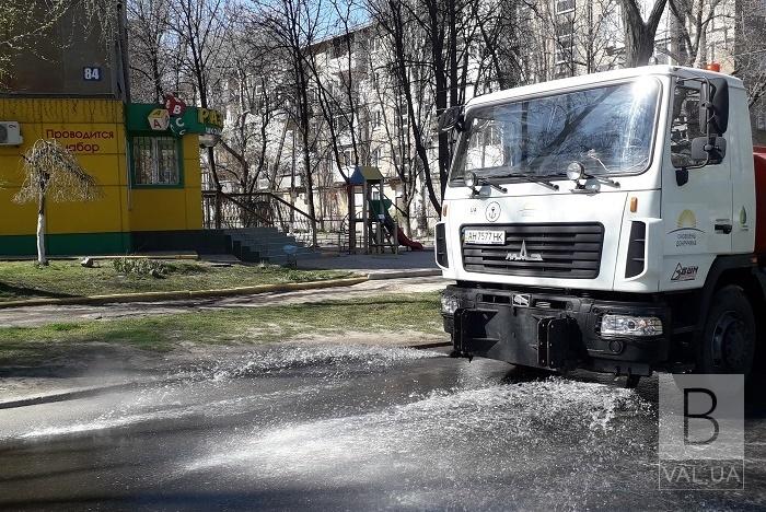 Міський голова Чернігова вважає «коштовною і малоефективною» дезінфекцію доріг 