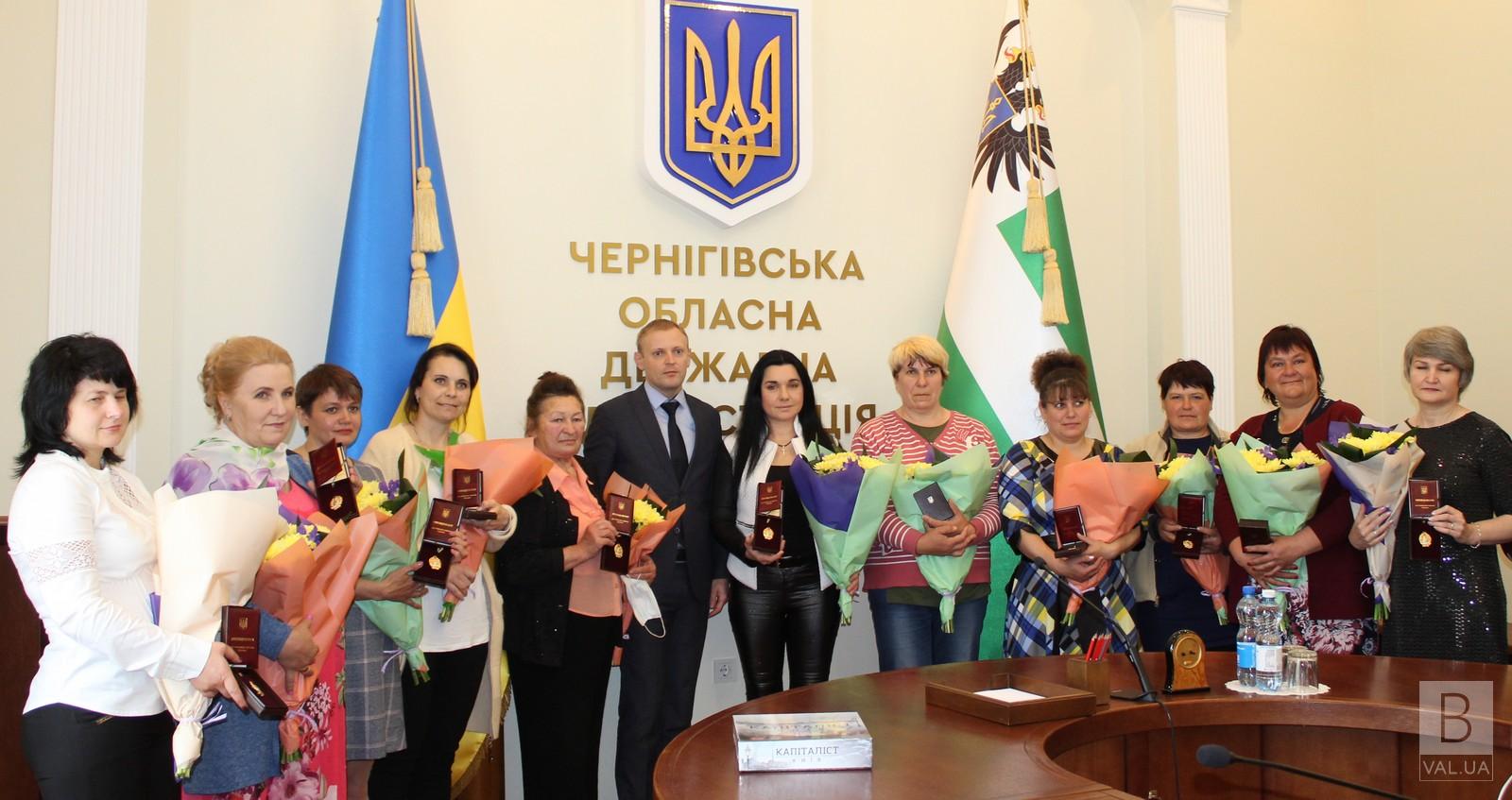 В Черниговской ОГА торжественно вручили знаки отличия «Мать-героиня» 15-ти женщинам
