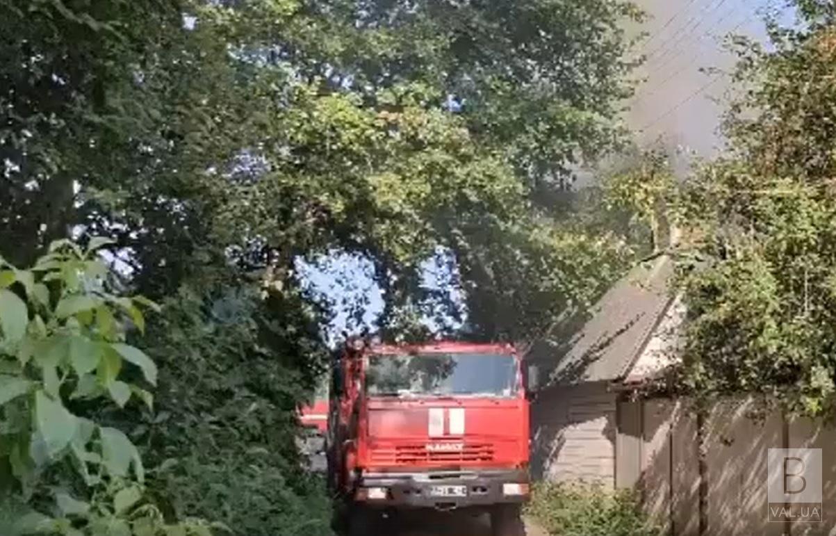 У Чернігові згорів двоповерховий дачний будинок ВІДЕО