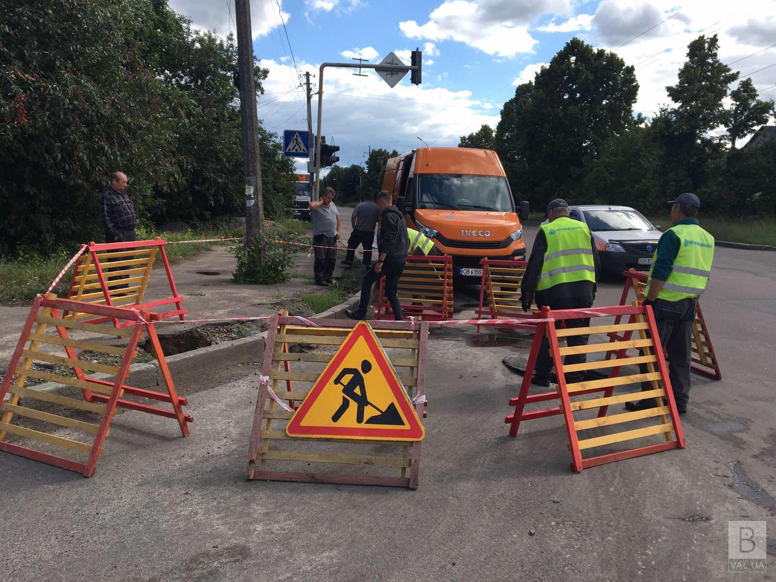 На Глебова провал на коллекторе: движение транспорта будет затруднено. ФОТО