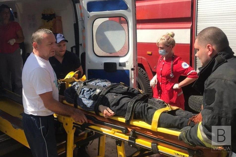 В Чернигове пожилой мужчина упал в подвальный этаж новостройки. ФОТО